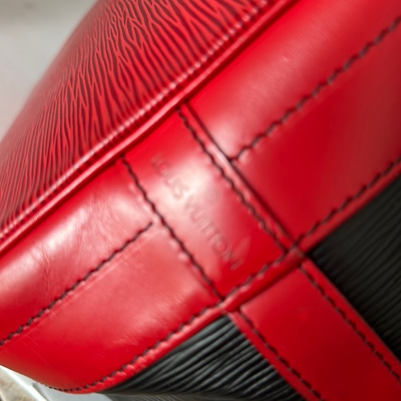 AUTHENTIC LOUIS VUITTON ÉPI NOE BI-COLOUR LEATHER SHOULDER BAG. - Picture 12 of 15